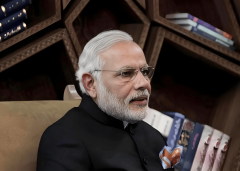 她引见了一款名为“猎户（Orion）的四脚机械狗