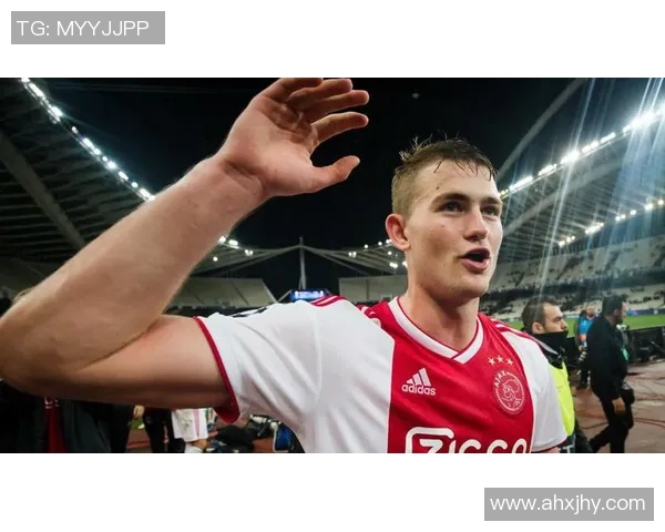 德里赫特代言新品牌,成为足球圈内的时尚偶像 德里赫特代言新品牌,成为足球圈内的时尚偶像